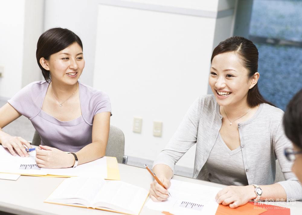 如何预算办公室装修成本？